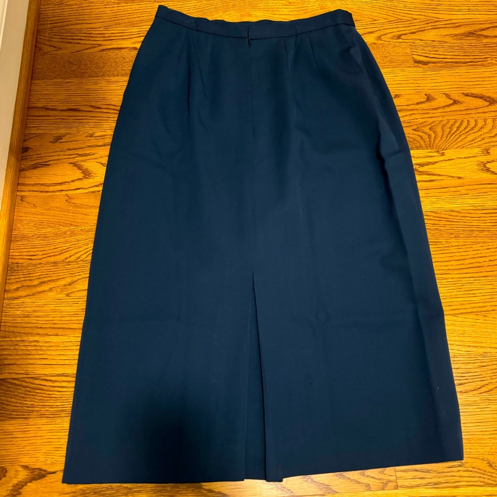 Burberry Women’s Size 14 Navy ( hint of green) 100% wool pencil skirt